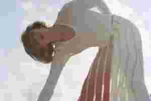 Aldous Harding offers up new video for ‘Fixture Picture’