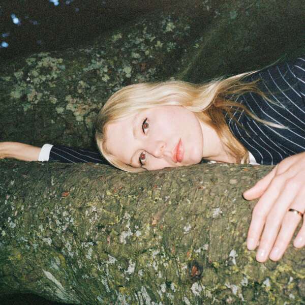 <strong>Alice Costelloe - Move On With The Year</strong> 