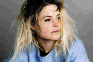 Alison Mosshart releases debut solo single ‘Rise’
