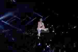 Christine & The Queens performs new version of ‘La marcheuse’ ft Owen Pallett