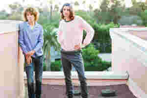 Foxygen preview new double-album with ‘Cosmic Vibrations’