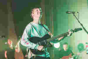 Watch George Ezra play new songs on his Top Secret Tour