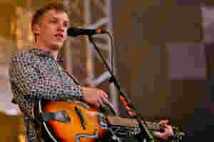 Watch George Ezra perform ‘Blame It On Me’ at Glastonbury