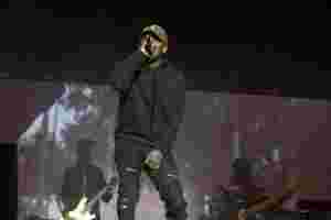 Kendrick Lamar gives a headliner performance at Reading 2015