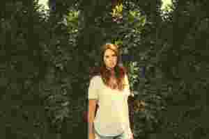 Lana Del Rey plays three 'Honeymoon' tracks at Maida Vale session