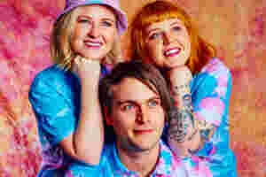 Loose Tooth mess about in boats (and on horses) in the video for ‘Keep On’