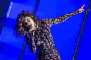 Lorde shines in sunset Glastonbury 2017 slot