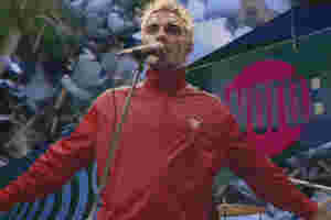 Robbie Williams time travels back to the ’90s to perform new single ‘Pretty Face’ live on The Word