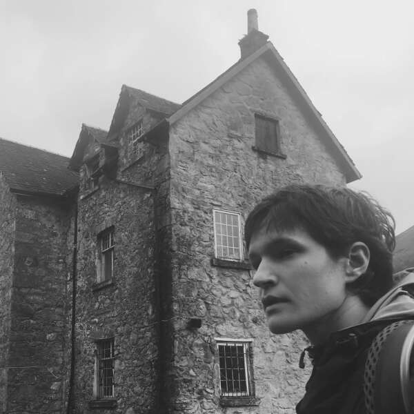 <strong>Adrianne Lenker - Abysskiss</strong>