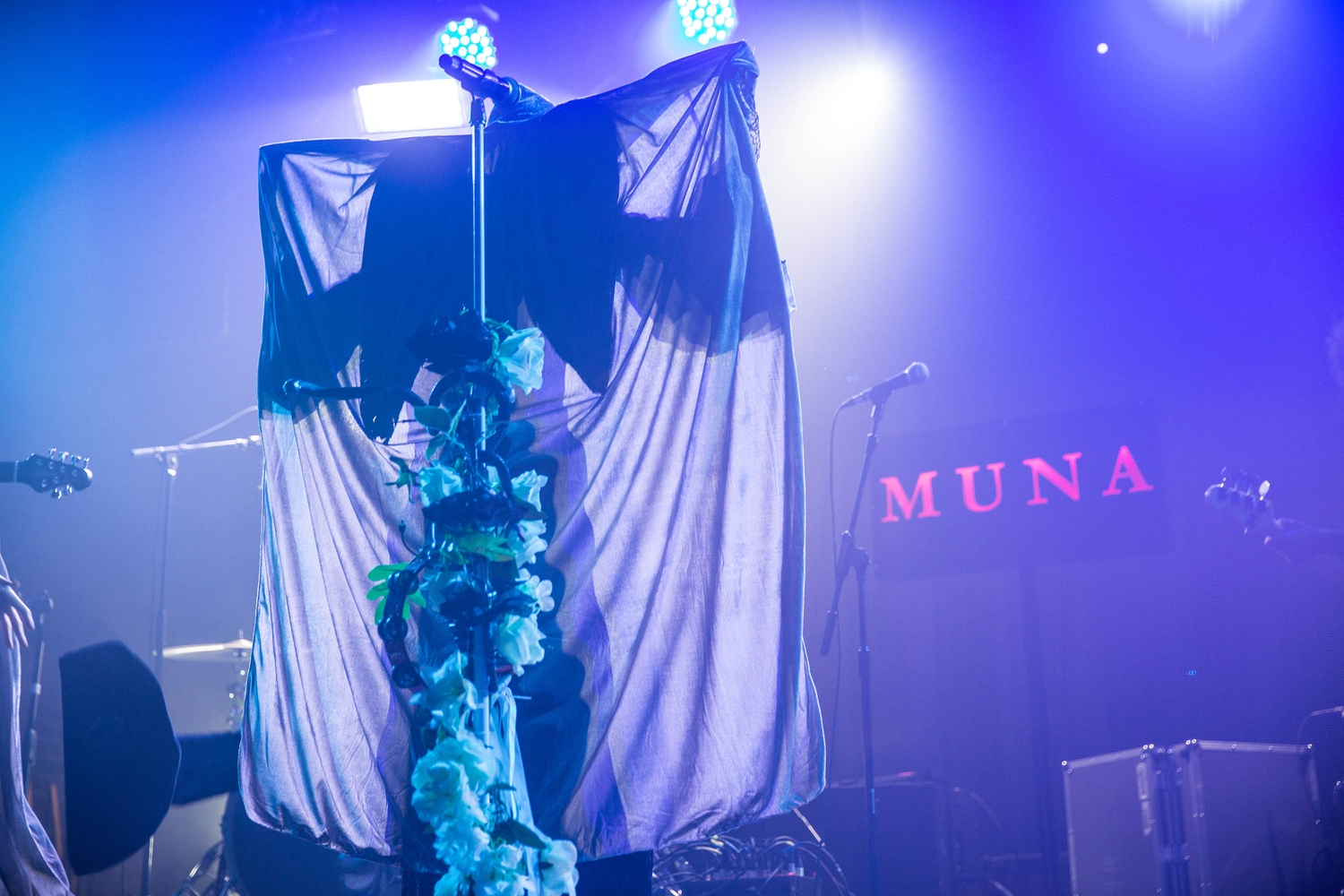 MUNA, Heaven, London