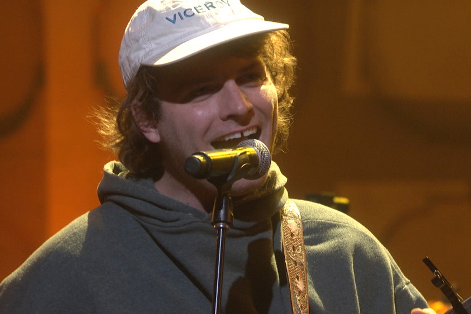 Watch Mac DeMarco perform ‘Let Her Go’ on Conan