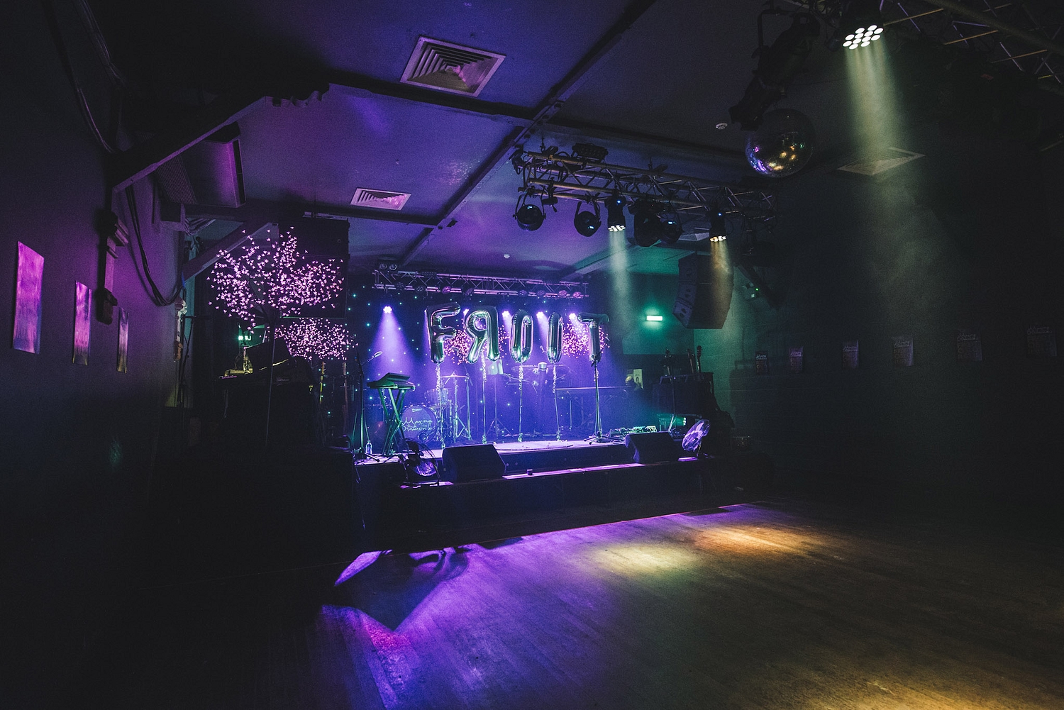 Marina and the Diamonds gets frooty at tiny DIY show