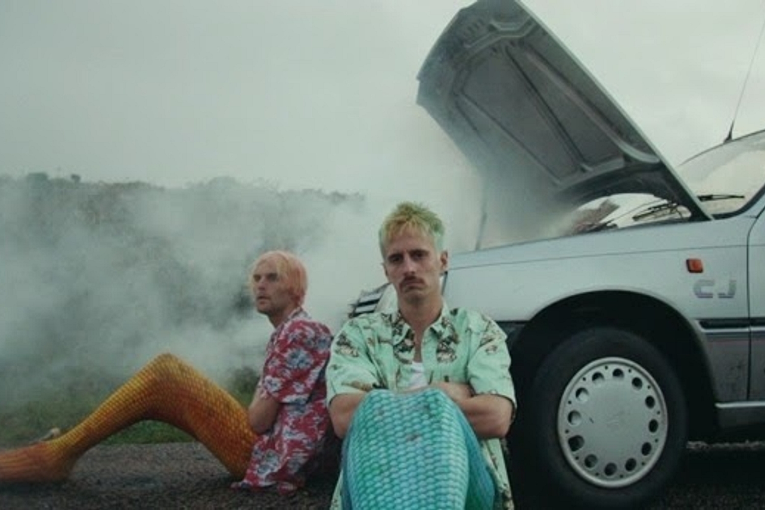 Mellah teams up with pals for ‘Hitchin’ video