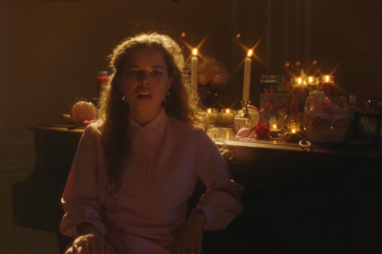 Nilüfer Yanya unveils new single and video, ‘Heavyweight Champion of the Year’