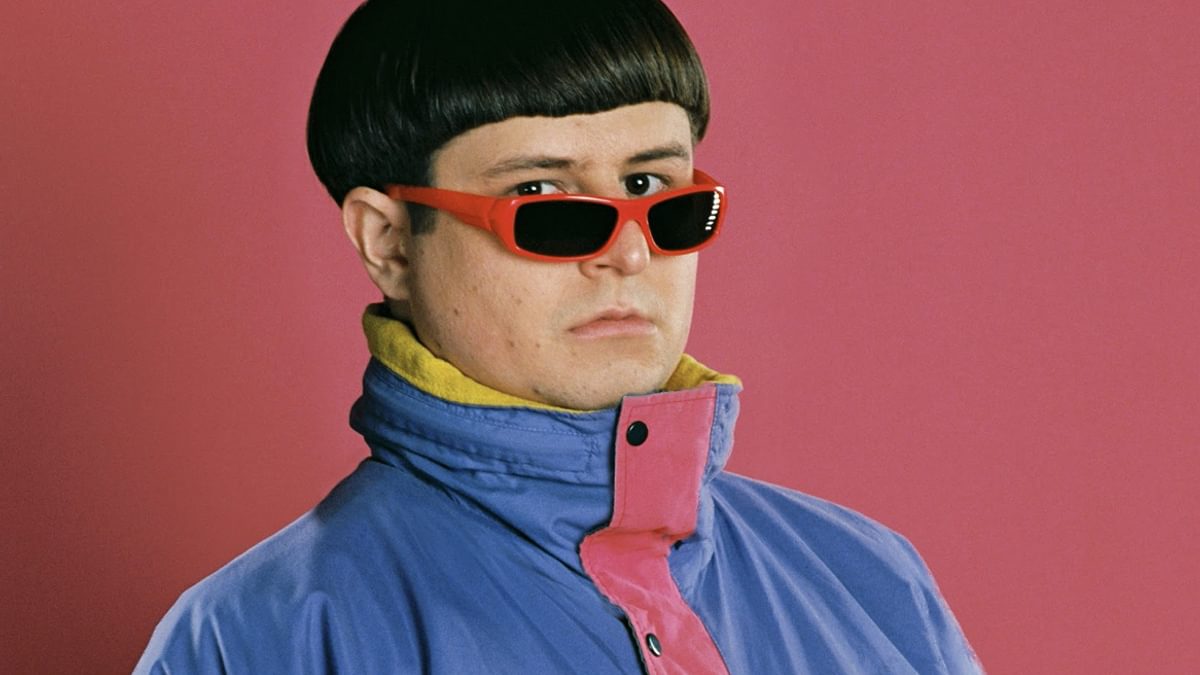 Oliver Tree drops over-the-top “Cash Machine” video, debut album