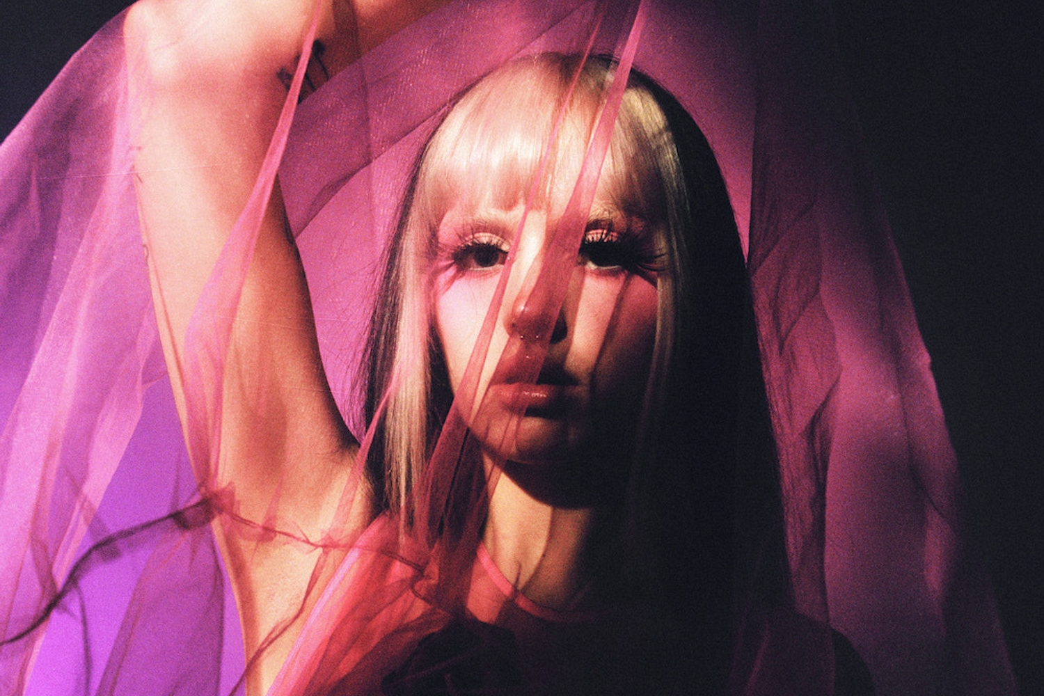 Amy Michelle offers up new track ‘ode to praying to the answering machine’