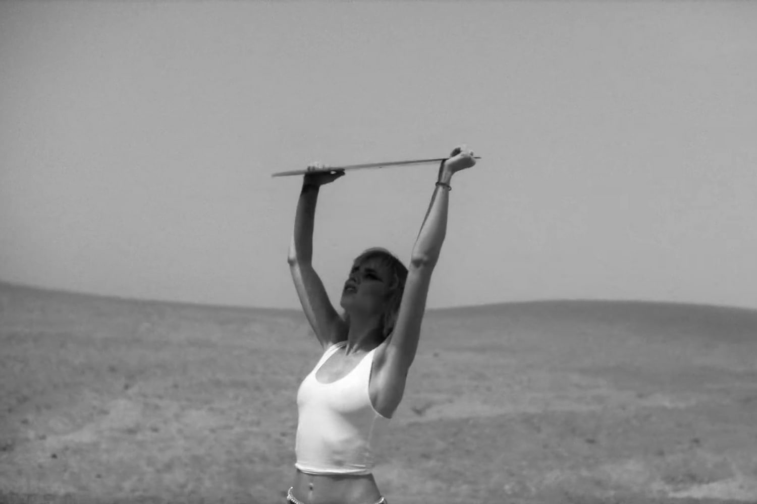 Anteros roam the desert in 'Ordinary Girl' video