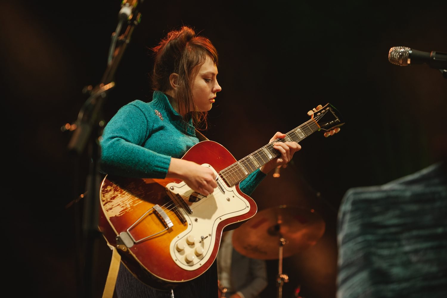 Watch Angel Olsen play 'Give It Up' on Conan
