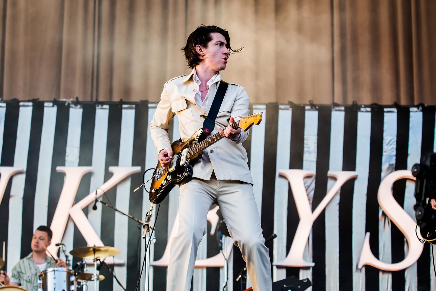 Watch Arctic Monkeys kick off UK tour and play ‘Dancing Shoes’ for first time since 2014