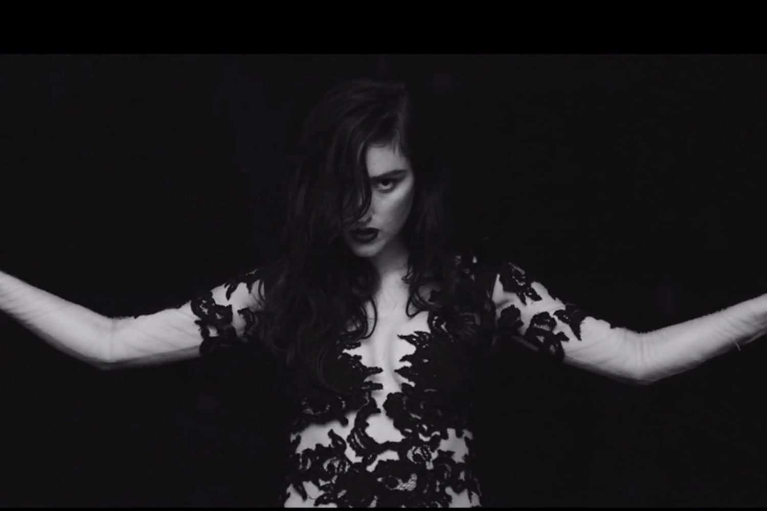BANKS unveils new ‘Beggin For Thread’ video