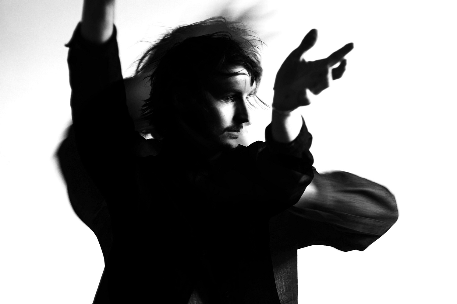 Ben Howard tops UK album charts, announces 2015 headline tour