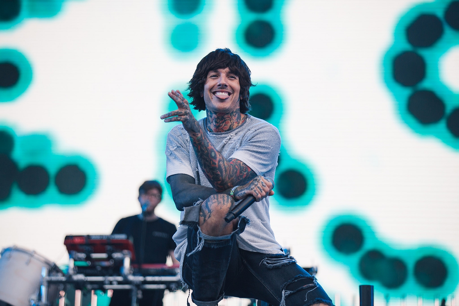 oliver sykes on stage