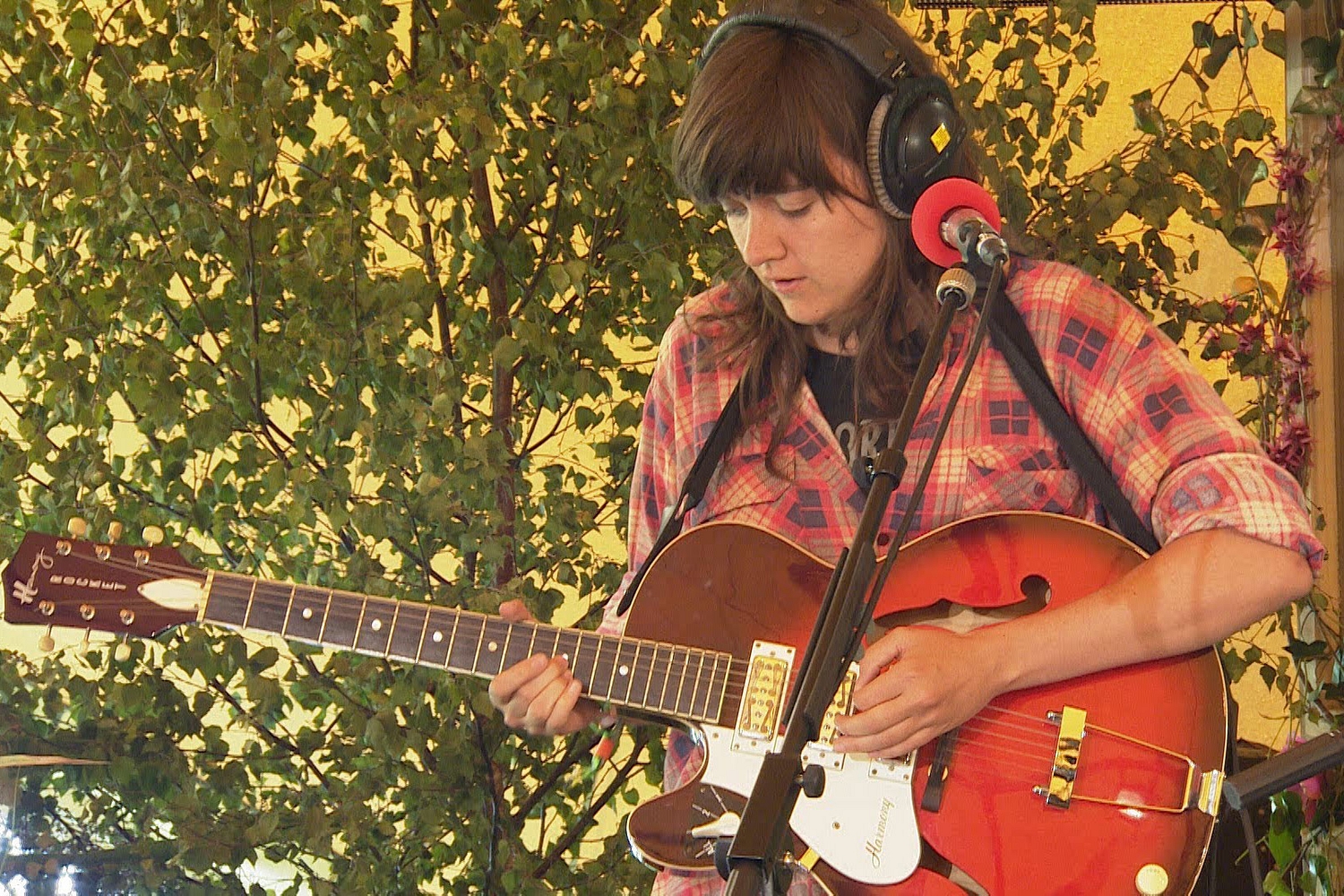 Watch Courtney Barnett play 'Avant Gardener' in session