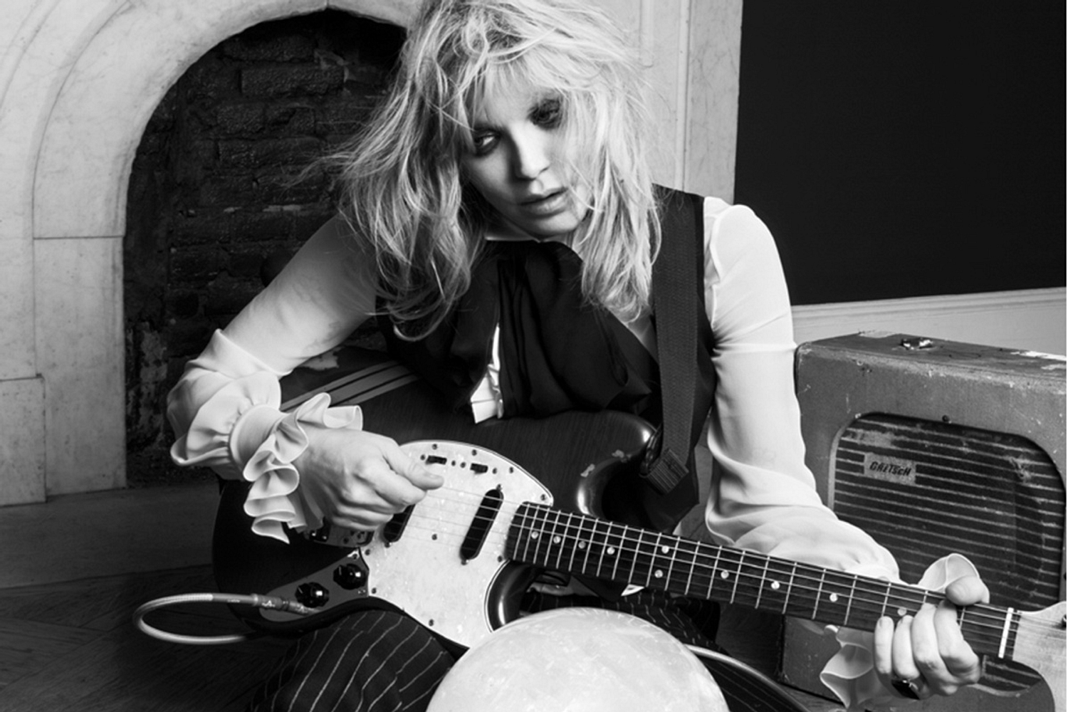 Courtney Love’s Uber is being attacked with “metal bats” in Paris strike