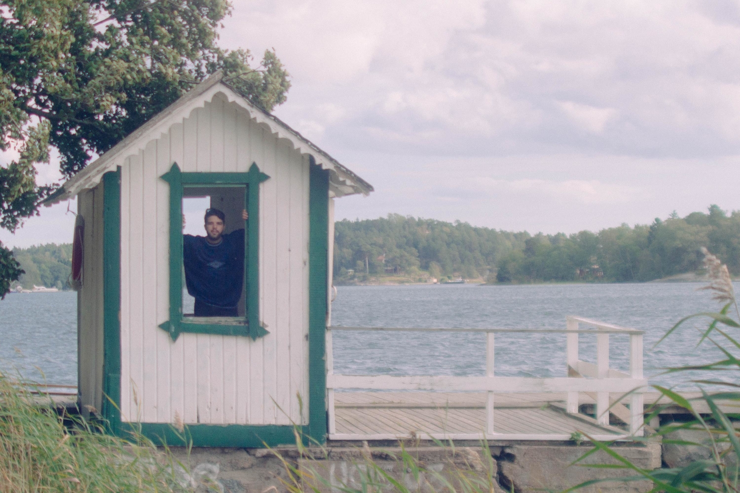 Swedish singer Chez Ali shares the calming alt-pop of 'Shake Shack'