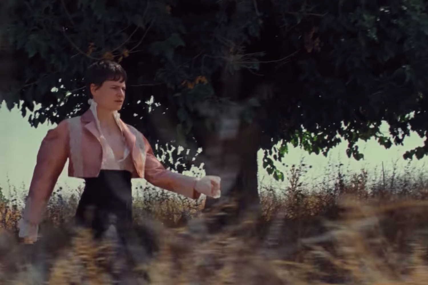 Christine and the Queens shares ‘La marcheuse’ video