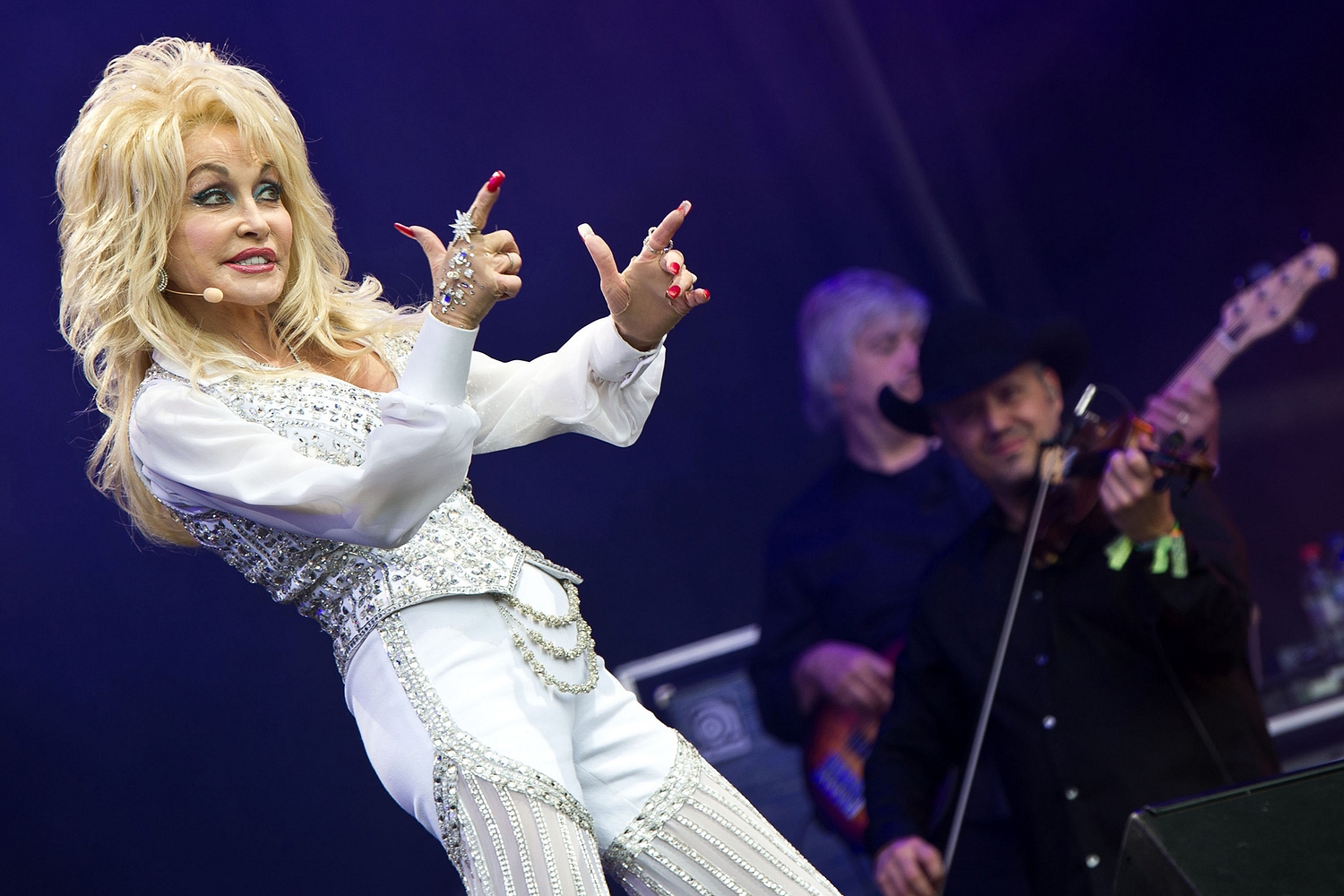 Dolly Parton brings the party to Glastonbury
