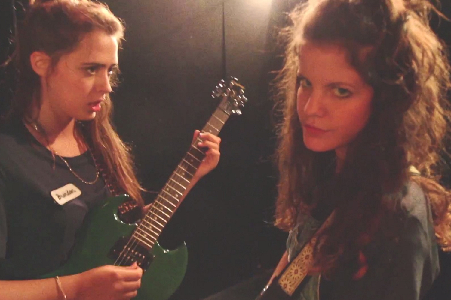 Deers air new video for ‘Castigadas en el Granero’