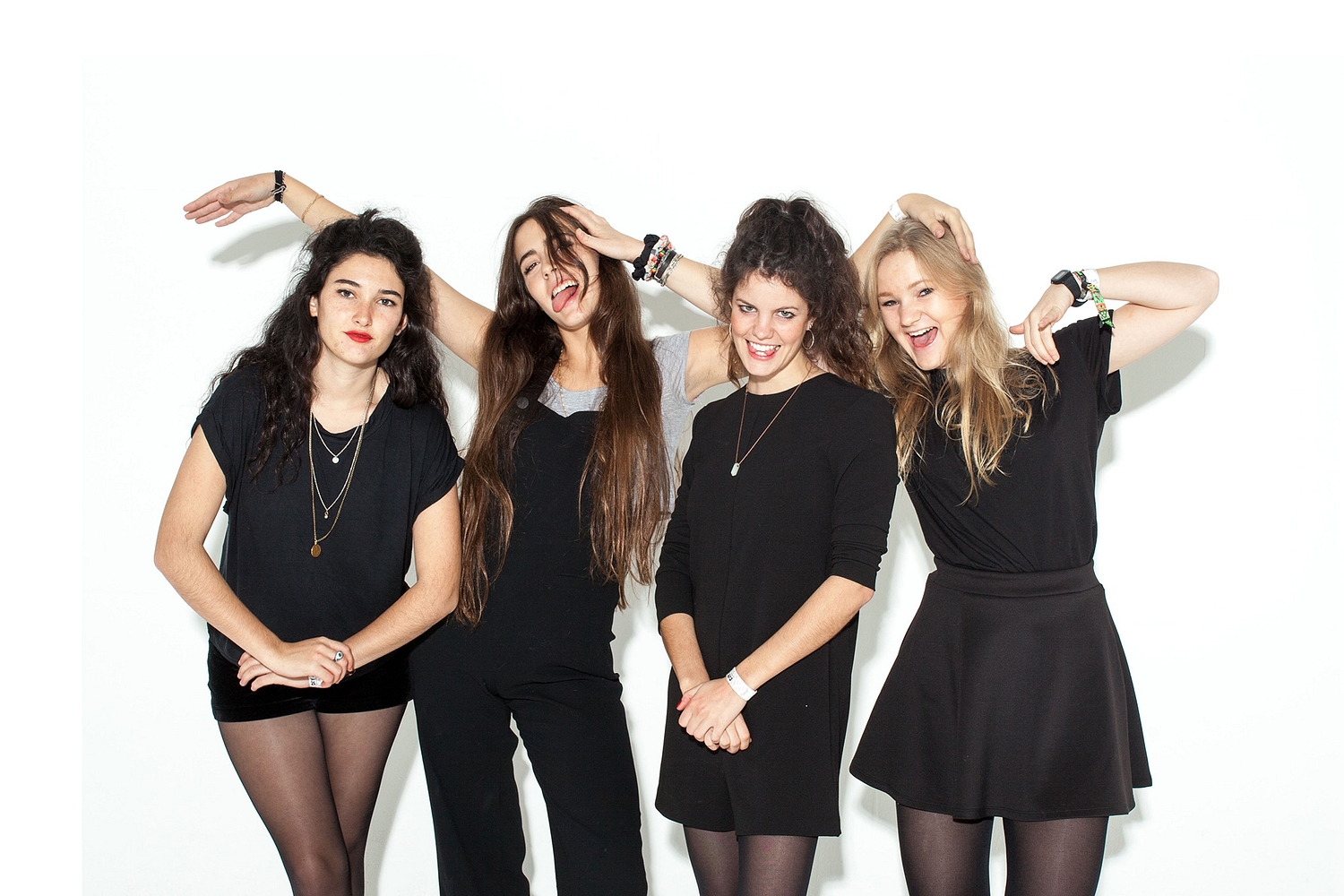 Hinds talk Glastonbury and DJing for One Direction: “Harry’s the nicest guy ever”