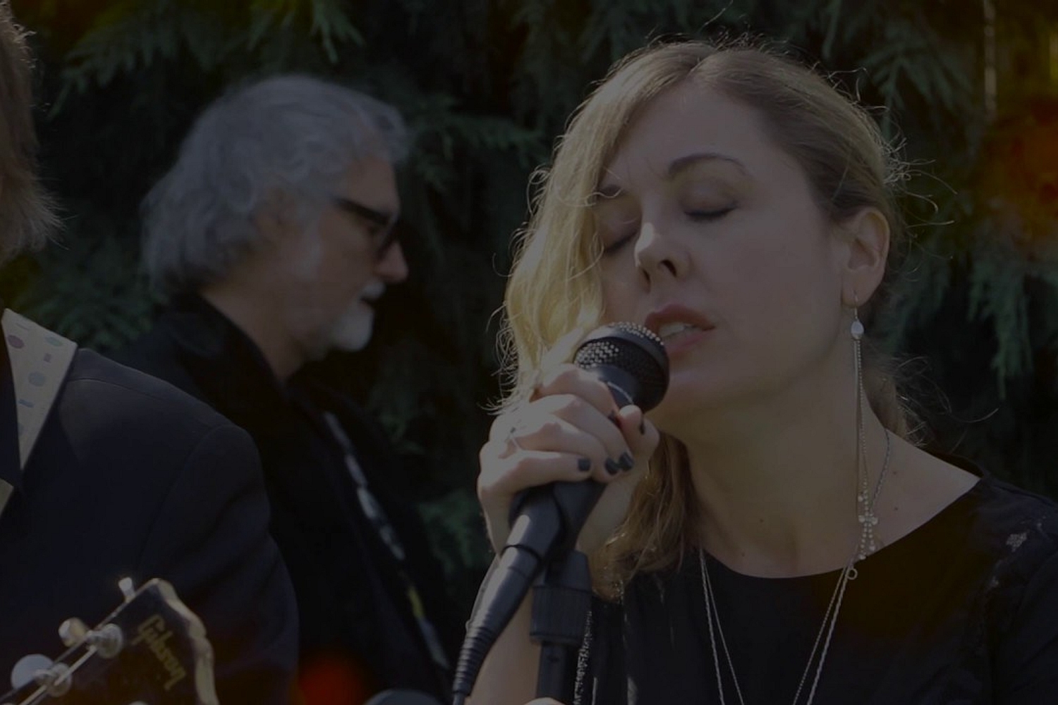 Filthy Friends play a back yard gig in the video for ‘Despierta’