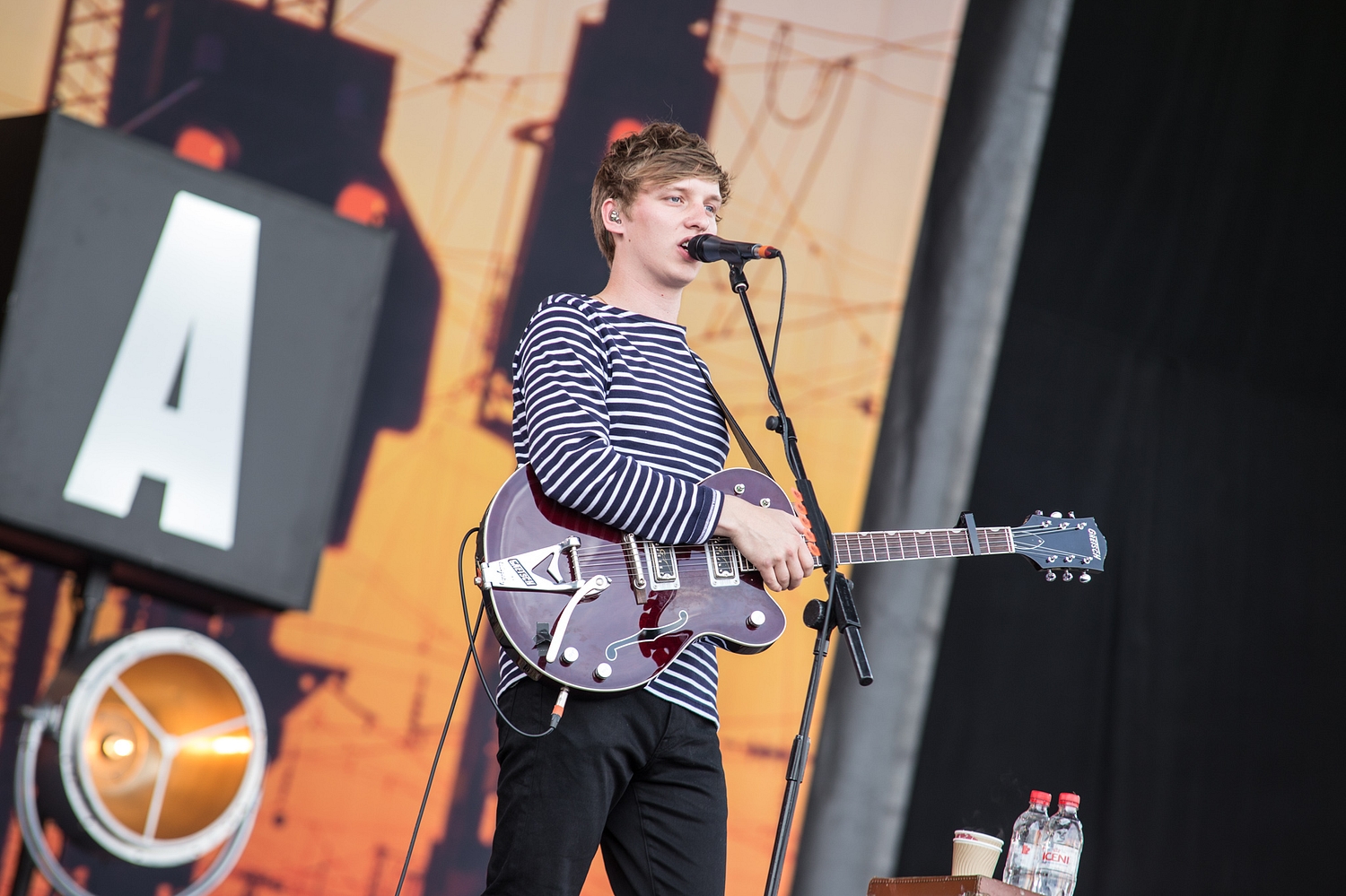 George Ezra brings gigantic crowd to Glastonbury 2015’s Pyramid Stage