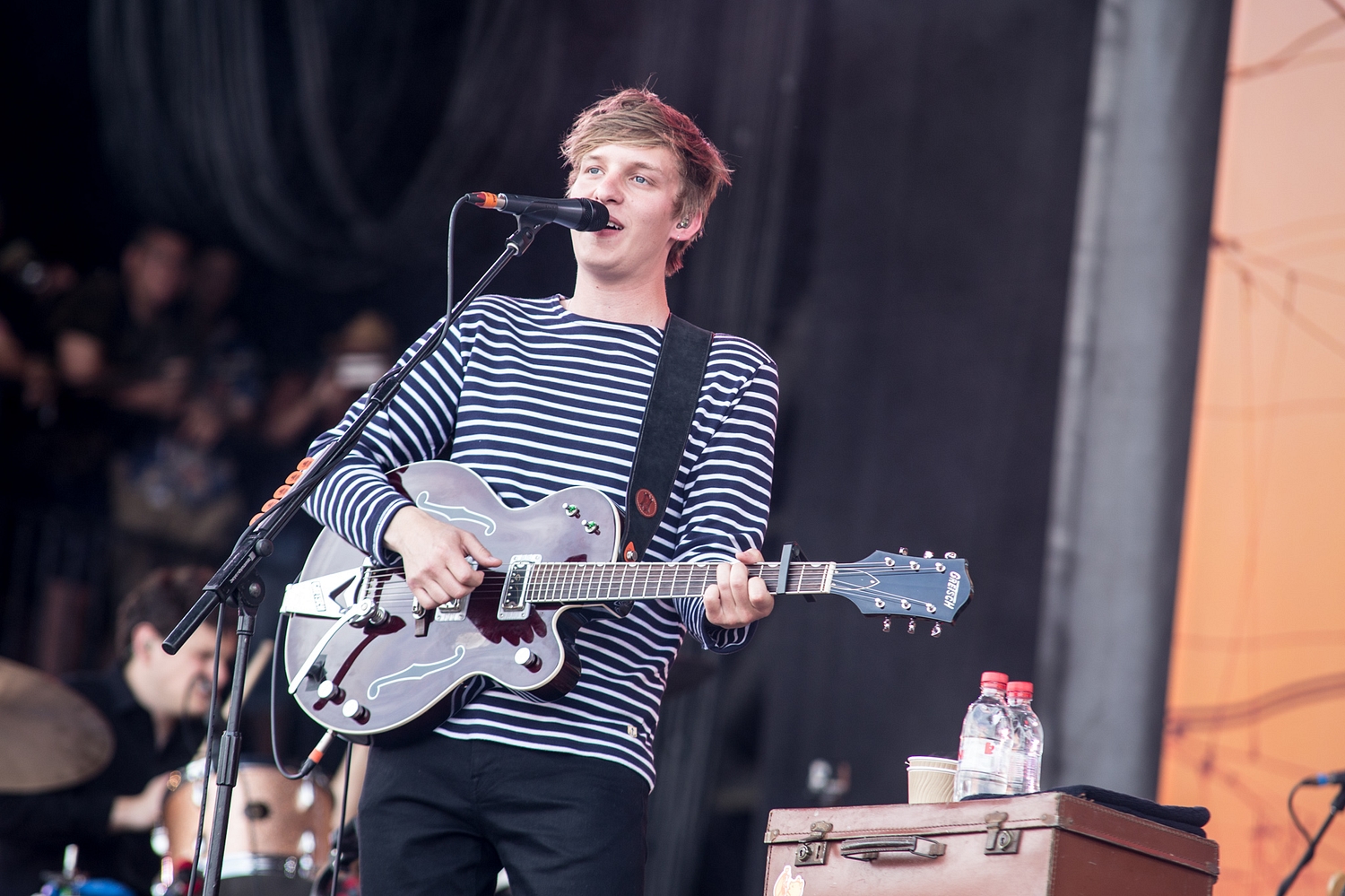 George Ezra brings gigantic crowd to Glastonbury 2015’s Pyramid Stage