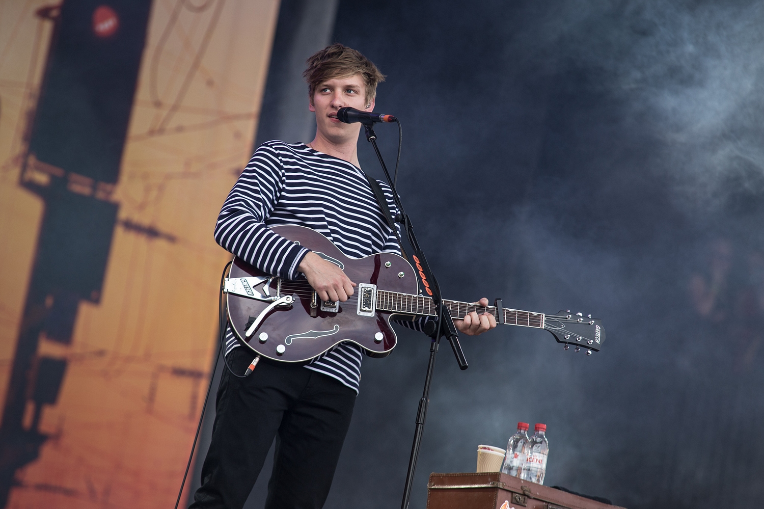 George Ezra brings gigantic crowd to Glastonbury 2015’s Pyramid Stage