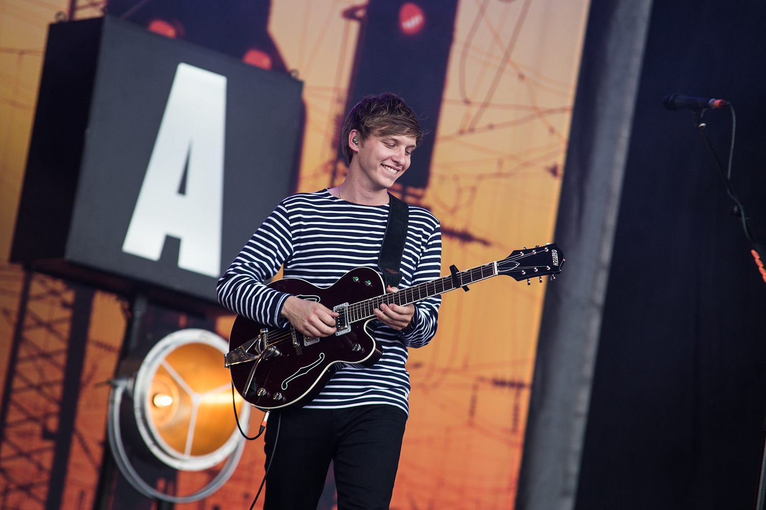 George Ezra brings gigantic crowd to Glastonbury 2015’s Pyramid Stage
