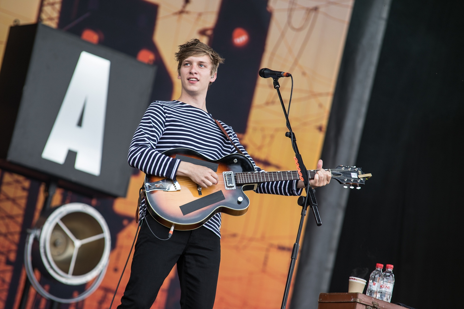 George Ezra brings gigantic crowd to Glastonbury 2015’s Pyramid Stage