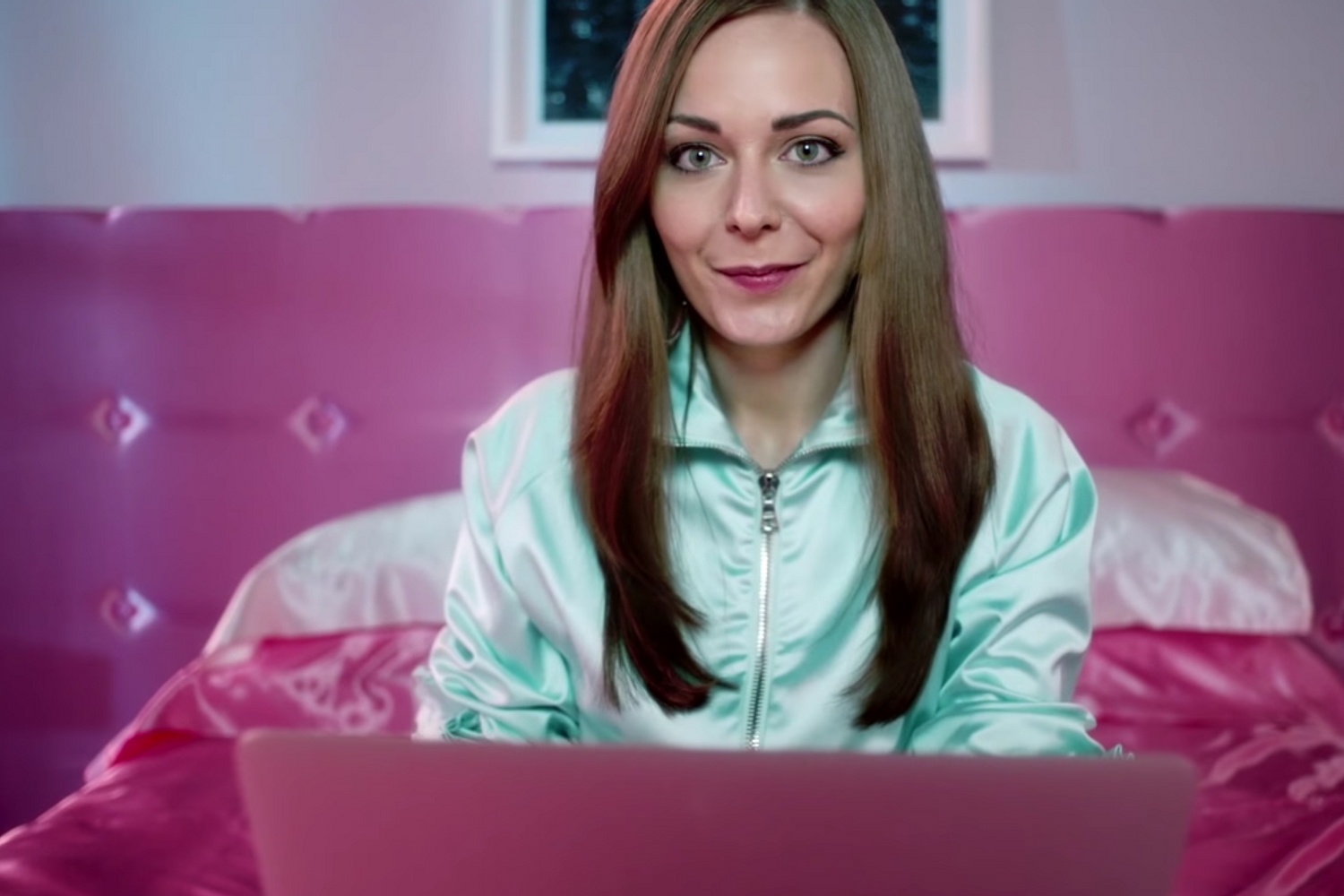 Hannah Diamond airs ‘Hi’ video