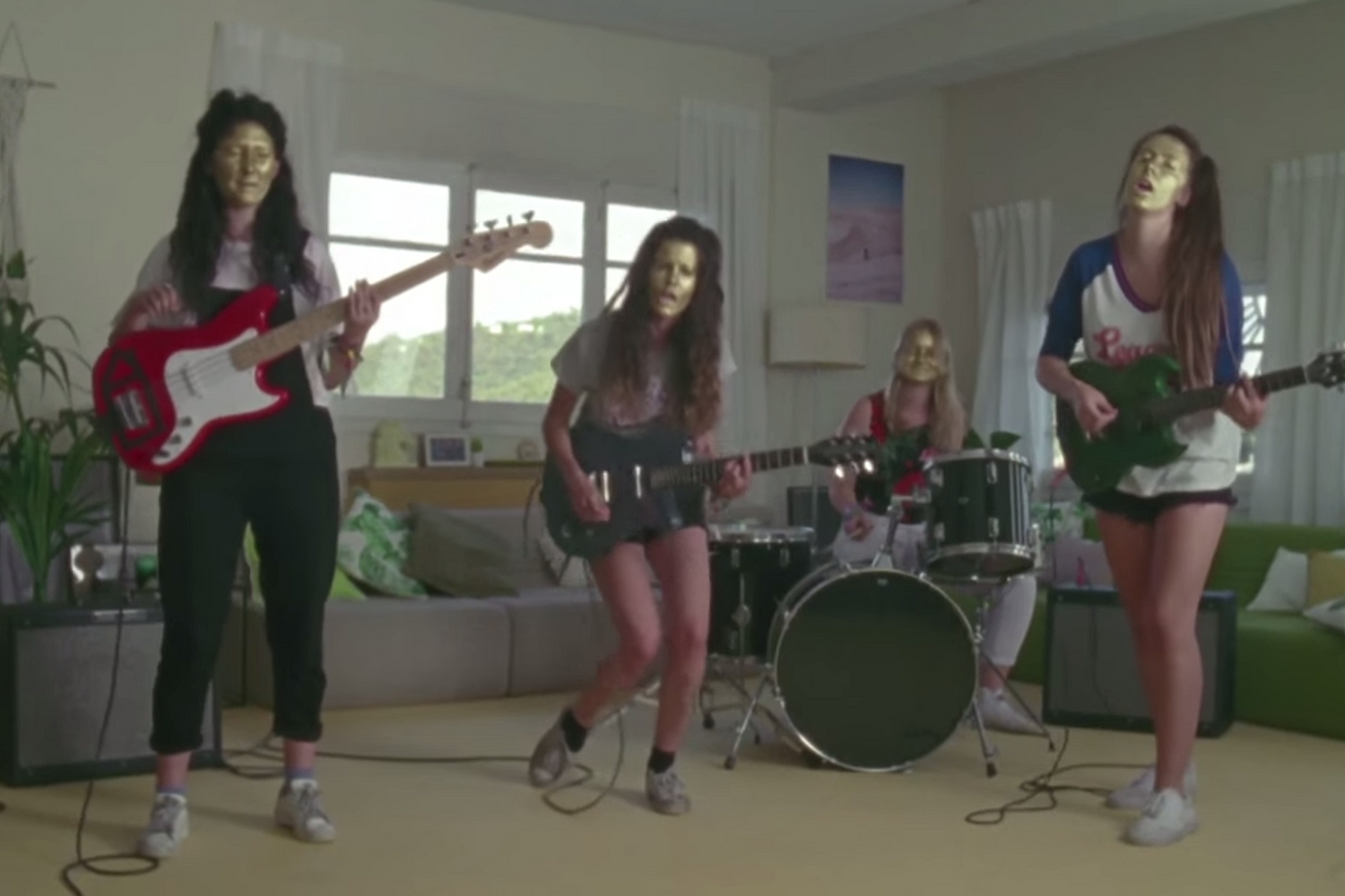 Hinds and The Parrots share double video for ‘Davey Crockett’ and ‘All My Loving’