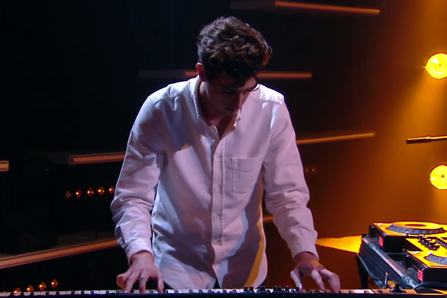 Watch Jamie xx play ‘Loud Places’ on French TV with Romy, Oliver and Stella from Warpaint