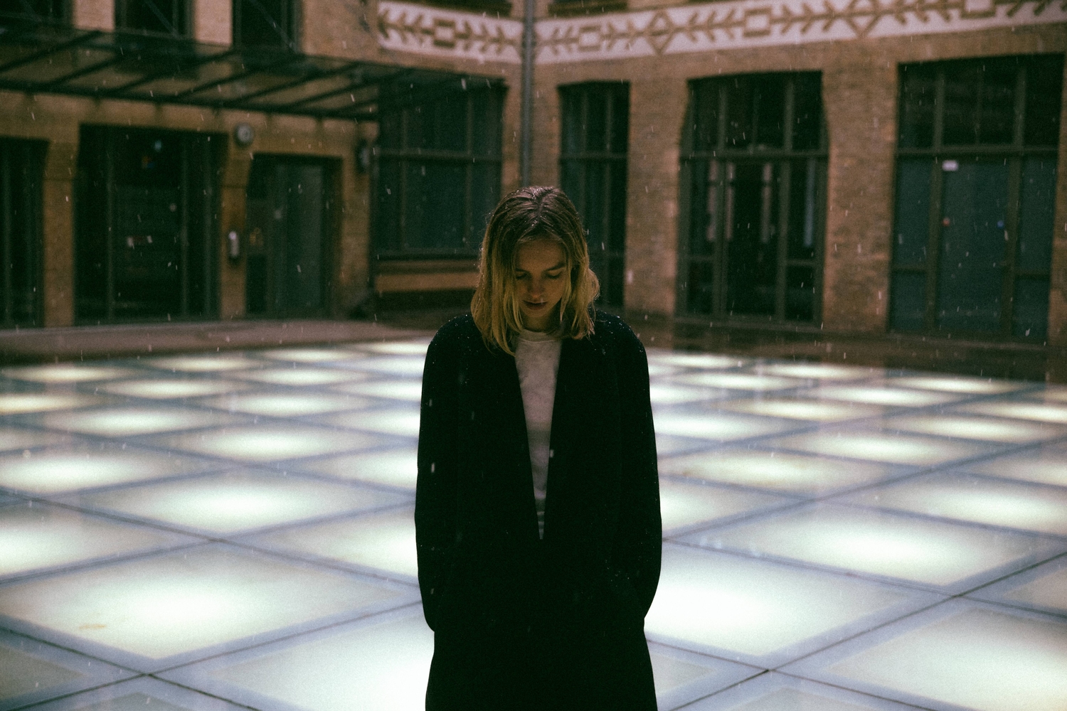 The Japanese House reflects on the intense road to her debut album ‘Good At Falling’: “Music became the only thing I had left”