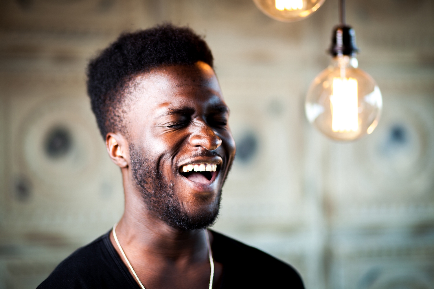 Kwabs teams up with SOHN for ‘Look Over Your Shoulder’