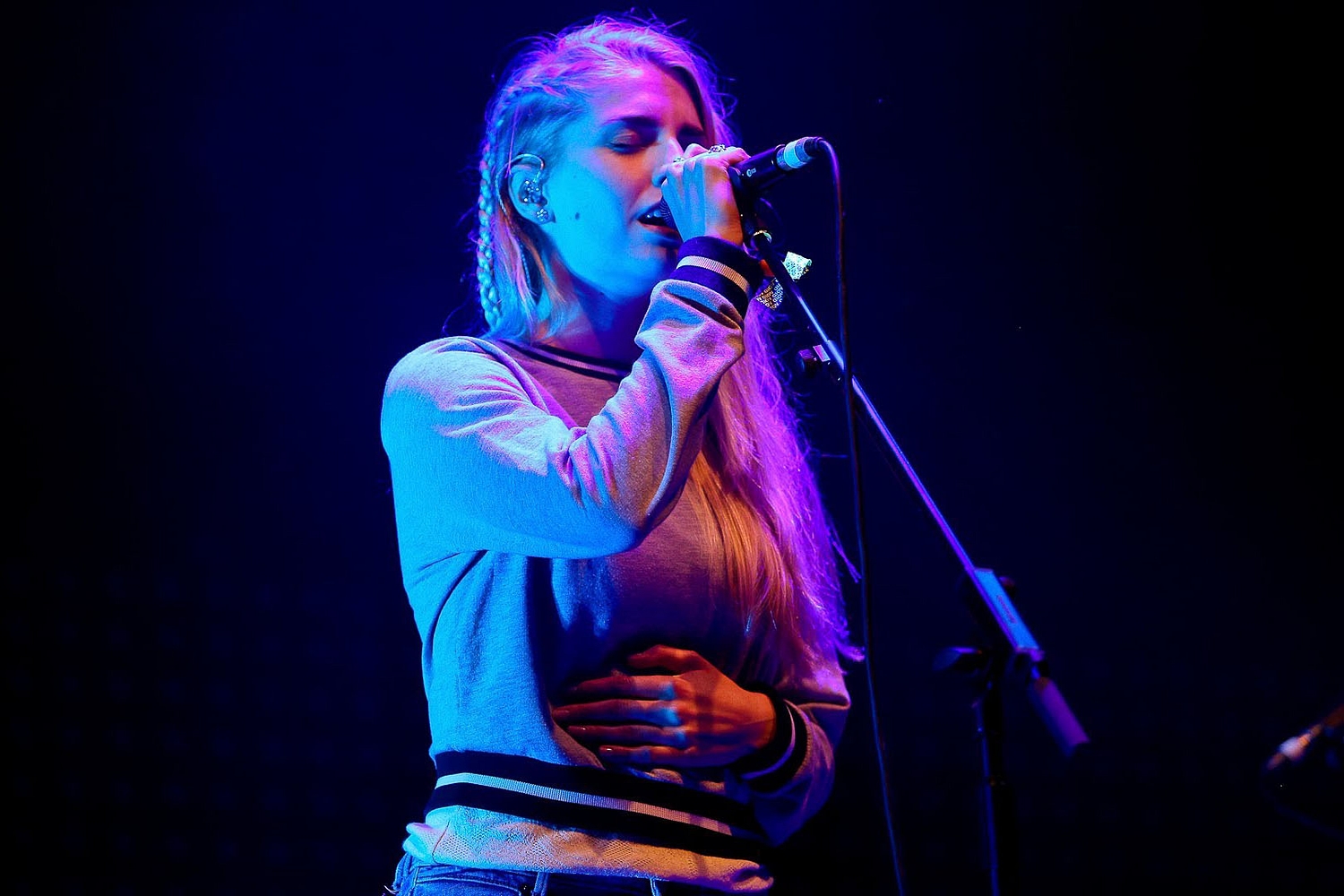 Watch London Grammar play 'Sights' at Glastonbury