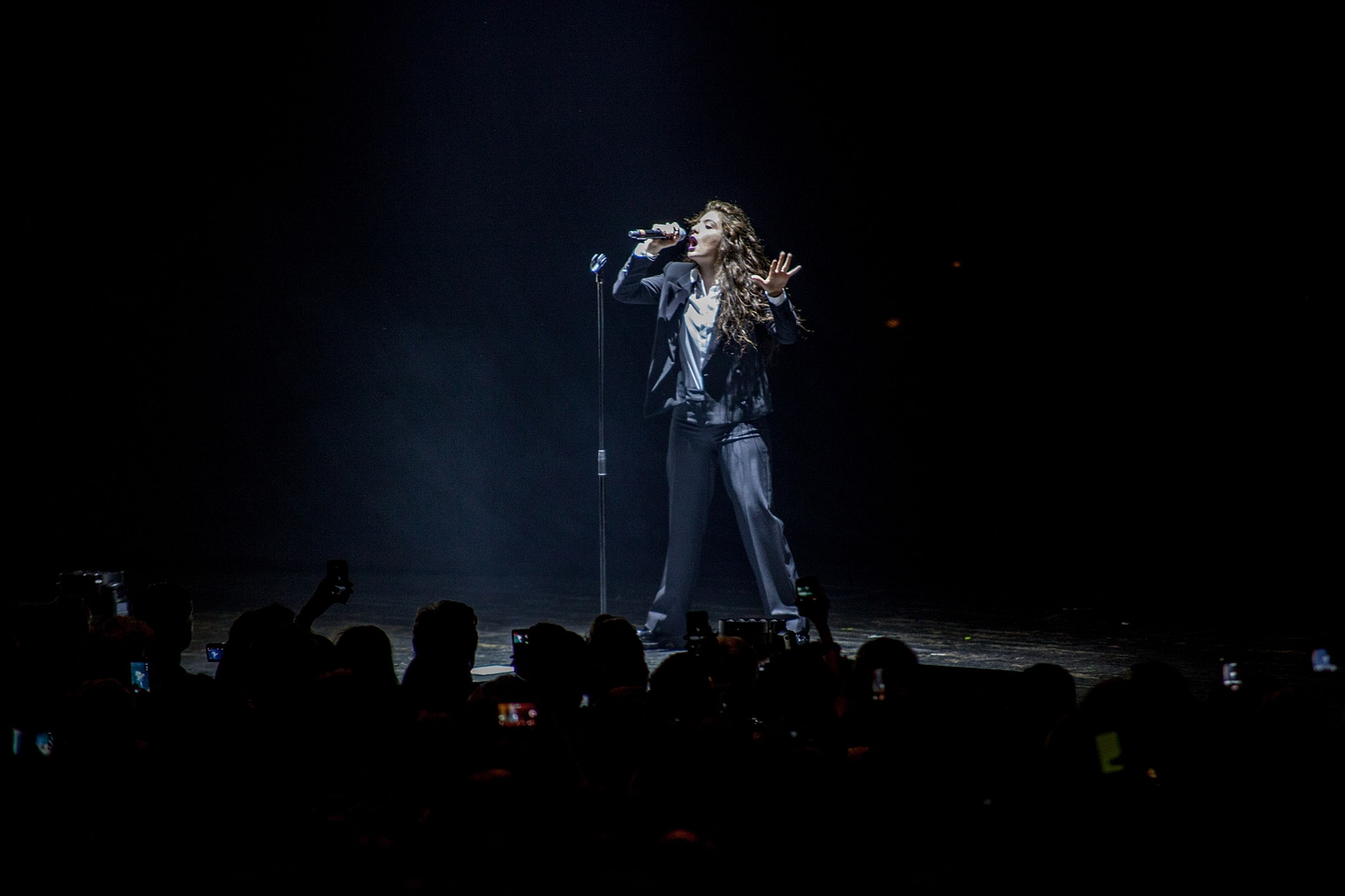 Watch Lorde cover Kanye West and Bon Iver at Philadelphia show