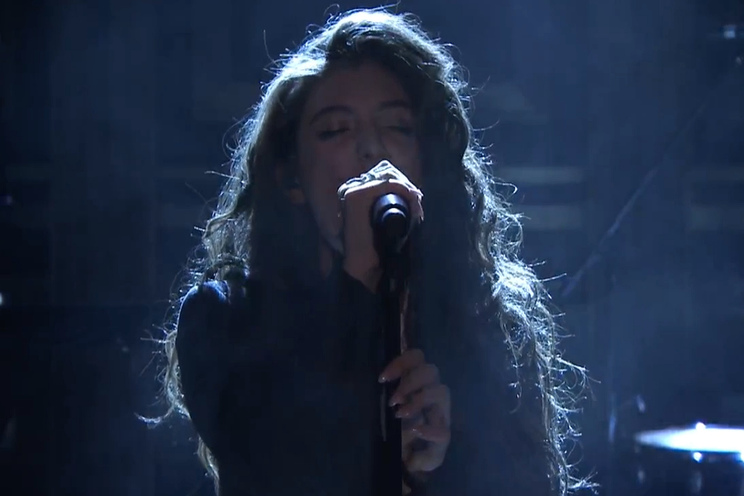 Lorde brings ‘Yellow Flicker Beat’ to electric Fallon performance