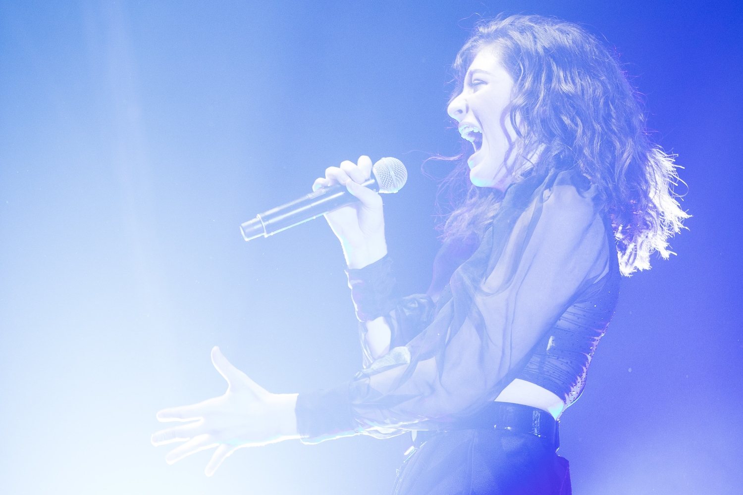 Lorde covers Talking Heads’ ‘Take Me To The River’ 