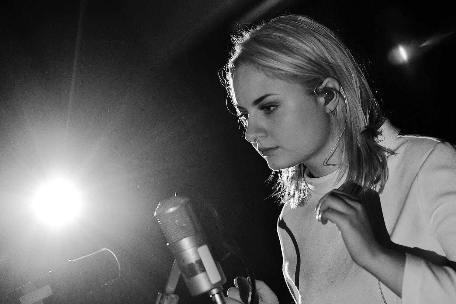 Watch Låpsley debut new ‘8896’ track in Maida Vale session