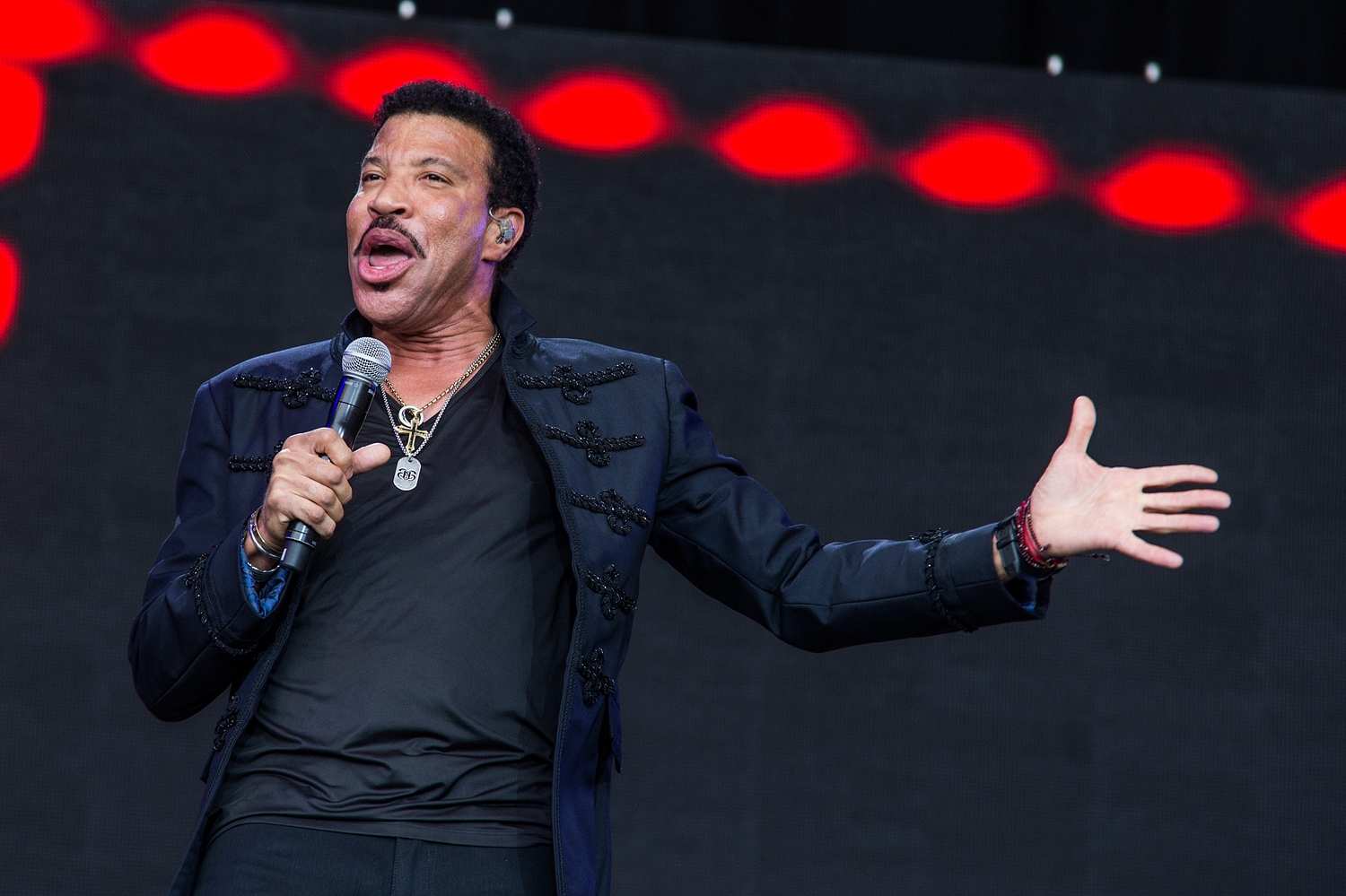 Lionel Richie embraces Glastonbury 2015’s legend slot